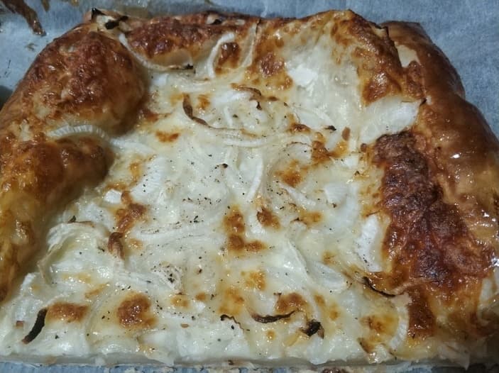 Простой сырный пирог с луком