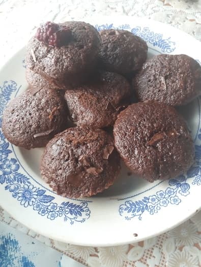 Шоколадные маффины с малиной