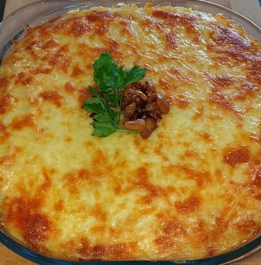 Картофельная запеканка с лисичками и луковыми чипсами