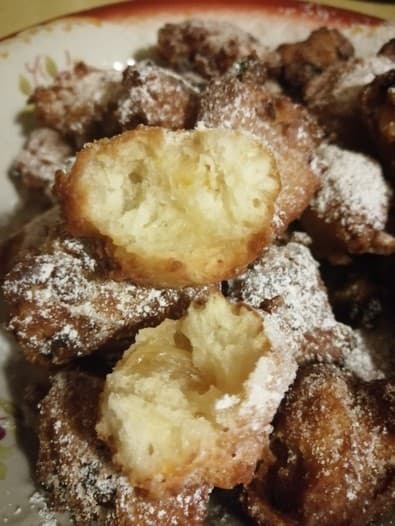 Пончики с изюмом, орехами и апельсиновыми цукатами