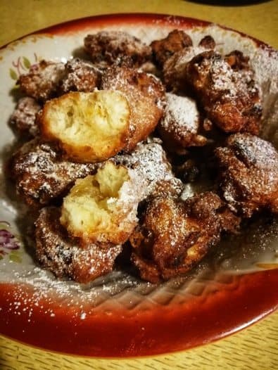 Пончики с изюмом, орехами и апельсиновыми цукатами