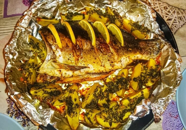 Запеченный карп с ароматным картофелем