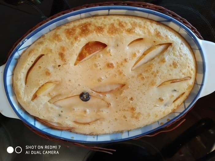 Легкий пирог с грушами и сушеной черникой