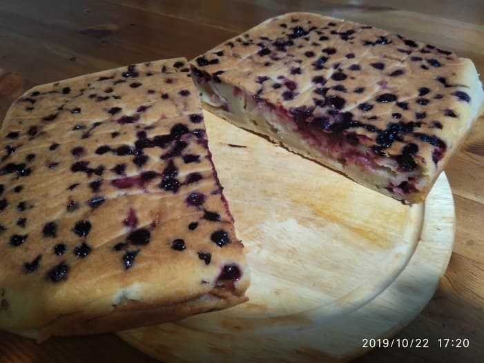 Пирог с черной смородиной и яблоками