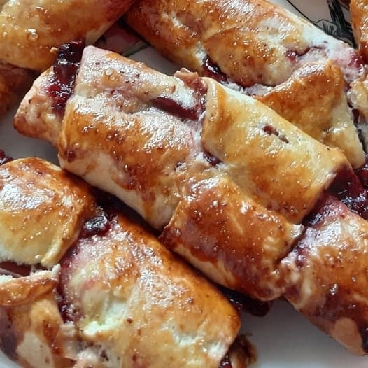Рогалики с джемом и миндалем