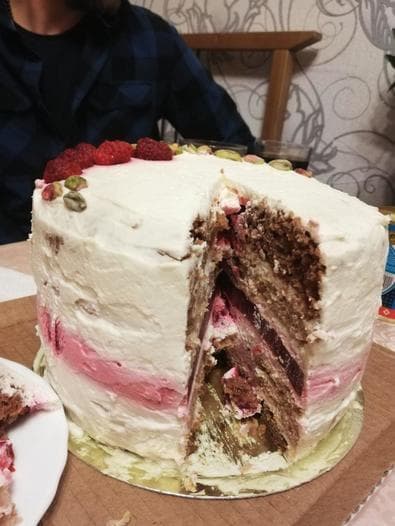 Шоколадный торт с малиной и фисташками