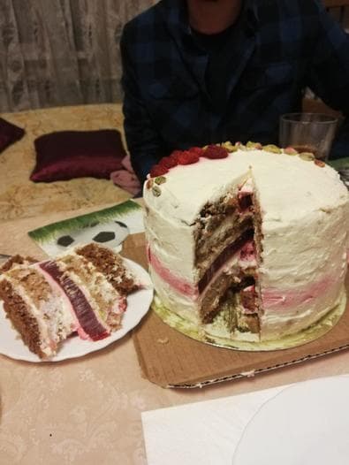 Шоколадный торт с малиной и фисташками