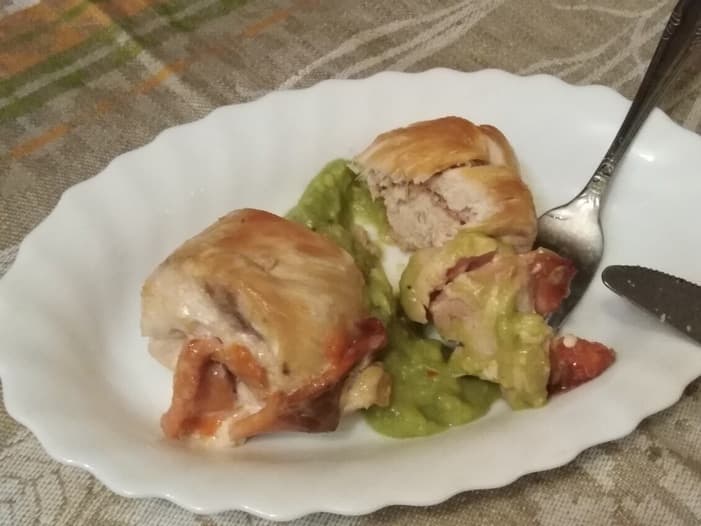 Куриные рулеты с рыбой и соусом из авокадо