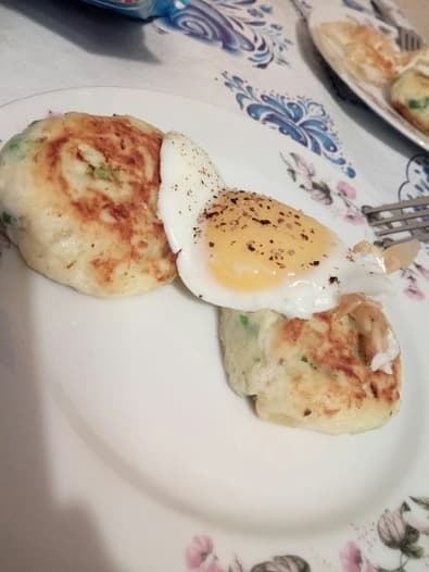 Жареные яйца с картофельными биточками