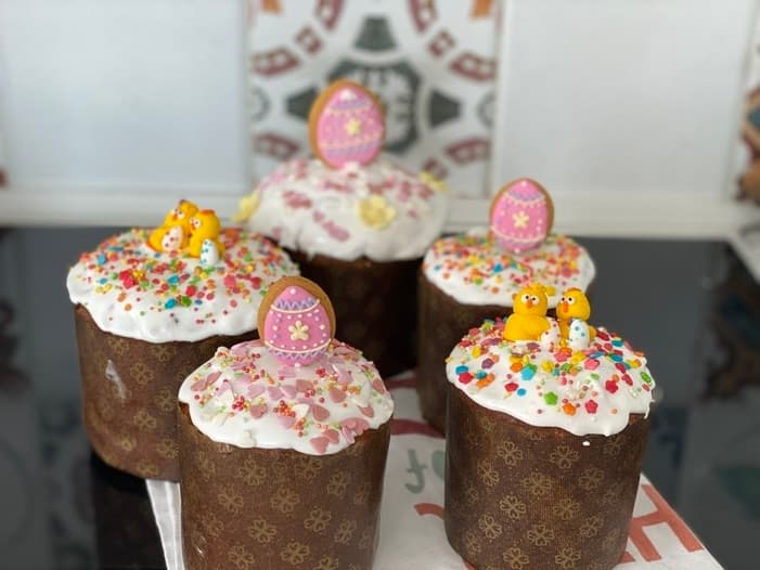 Кулич с вяленой клюквой и кедровыми орехами