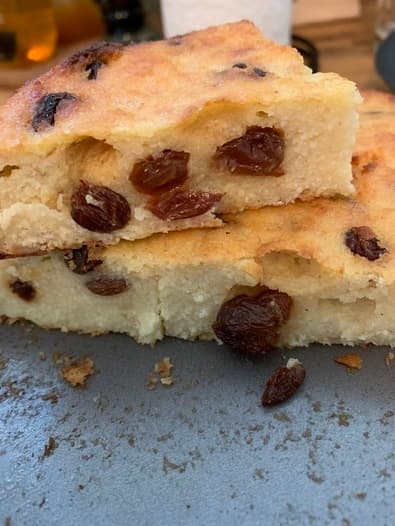 Творожная запеканка с бананом и изюмом