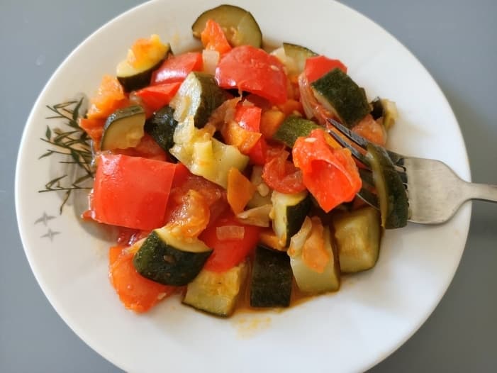 Овощное рагу с домашними колбасками
