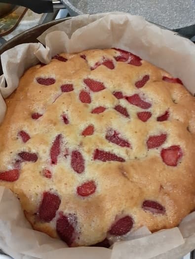 Деревенский пирог с клубникой