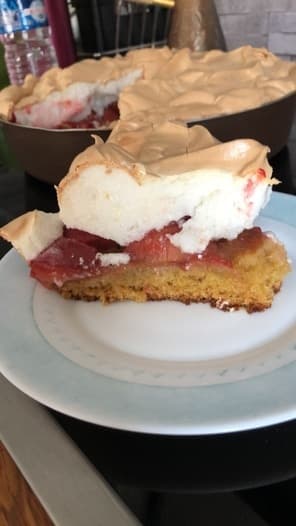 Люсин пирог со сливами и меренгой