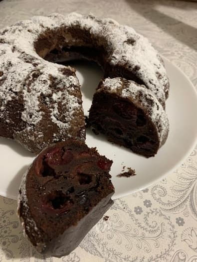 Шоколадный пирог с черешней 