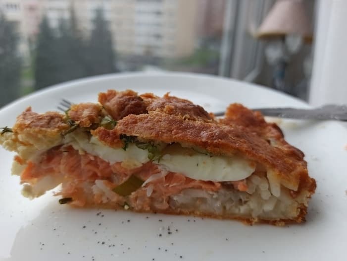 Кулебяка с семгой, рисом и яйцами 