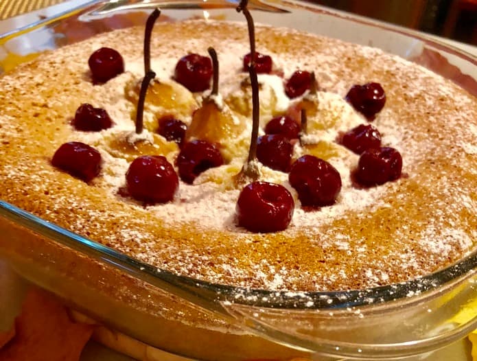 Пирог «Краски осени» с грушами и вишней