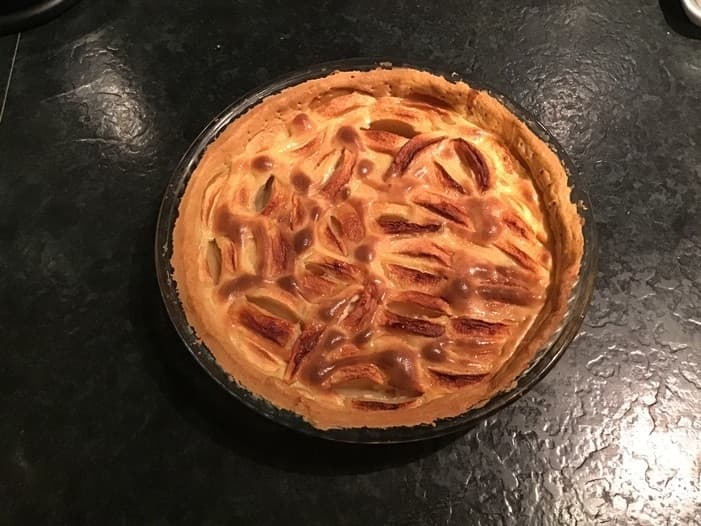 Яблочный тарт с карамельным кремом