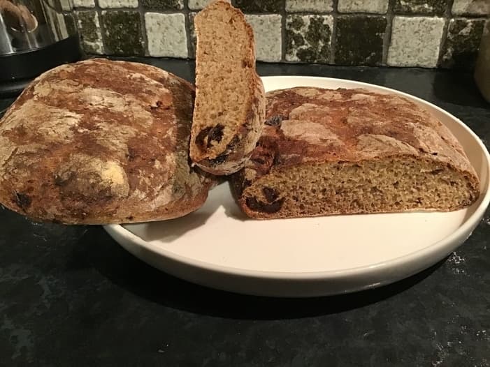 Хлеб с кардамоном и черносливом 