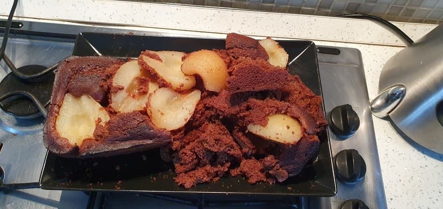 Шоколадный кекс с грушами