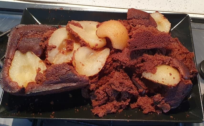 Шоколадный кекс с грушами