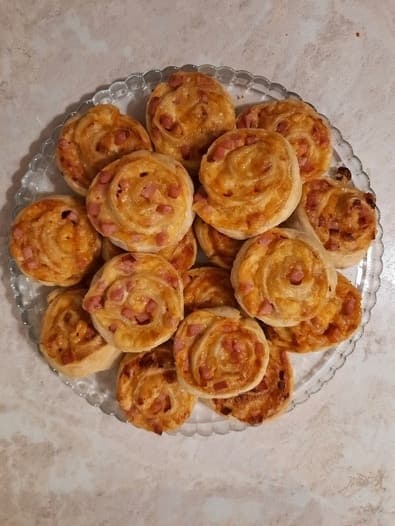 Быстрые булочки с колбасой и сыром