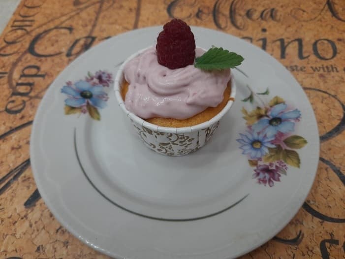 Малиновые капкейки со сливочным кремом