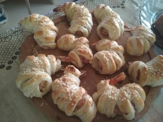 Мини-круассаны с креветками и беконом