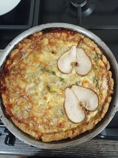 Киш с грушей и горгонзолой