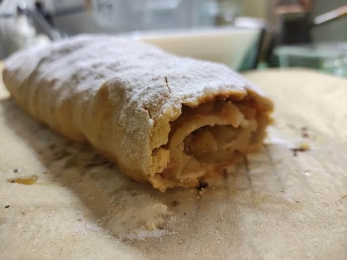 Штрудель с айвой, яблоками и маком