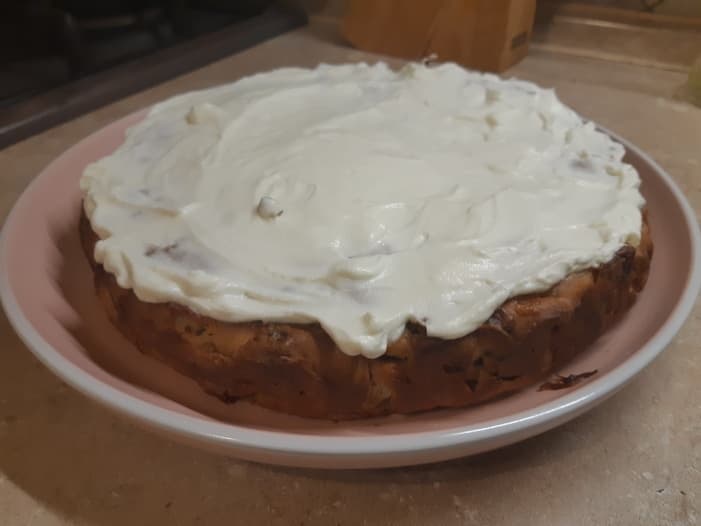 Яблочный пирог с орехами, изюмом и лимонным кремом 