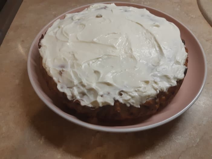 Яблочный пирог с орехами, изюмом и лимонным кремом 