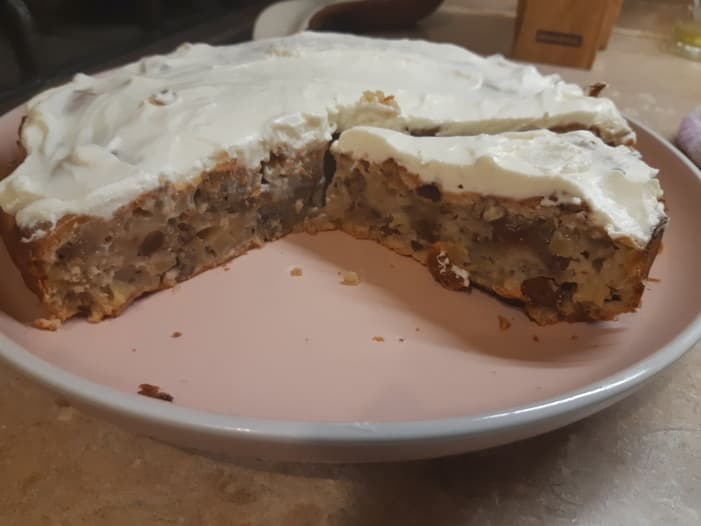 Яблочный пирог с орехами, изюмом и лимонным кремом 