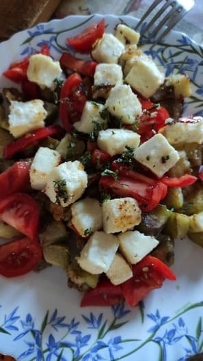 Теплый салат с баклажанами и жареным тофу
